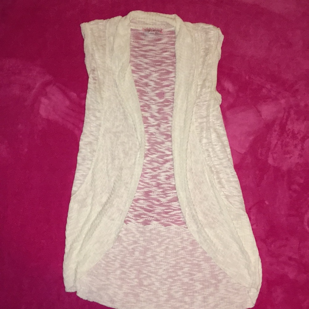 NWOT Woman’s sleeveless cardigan
